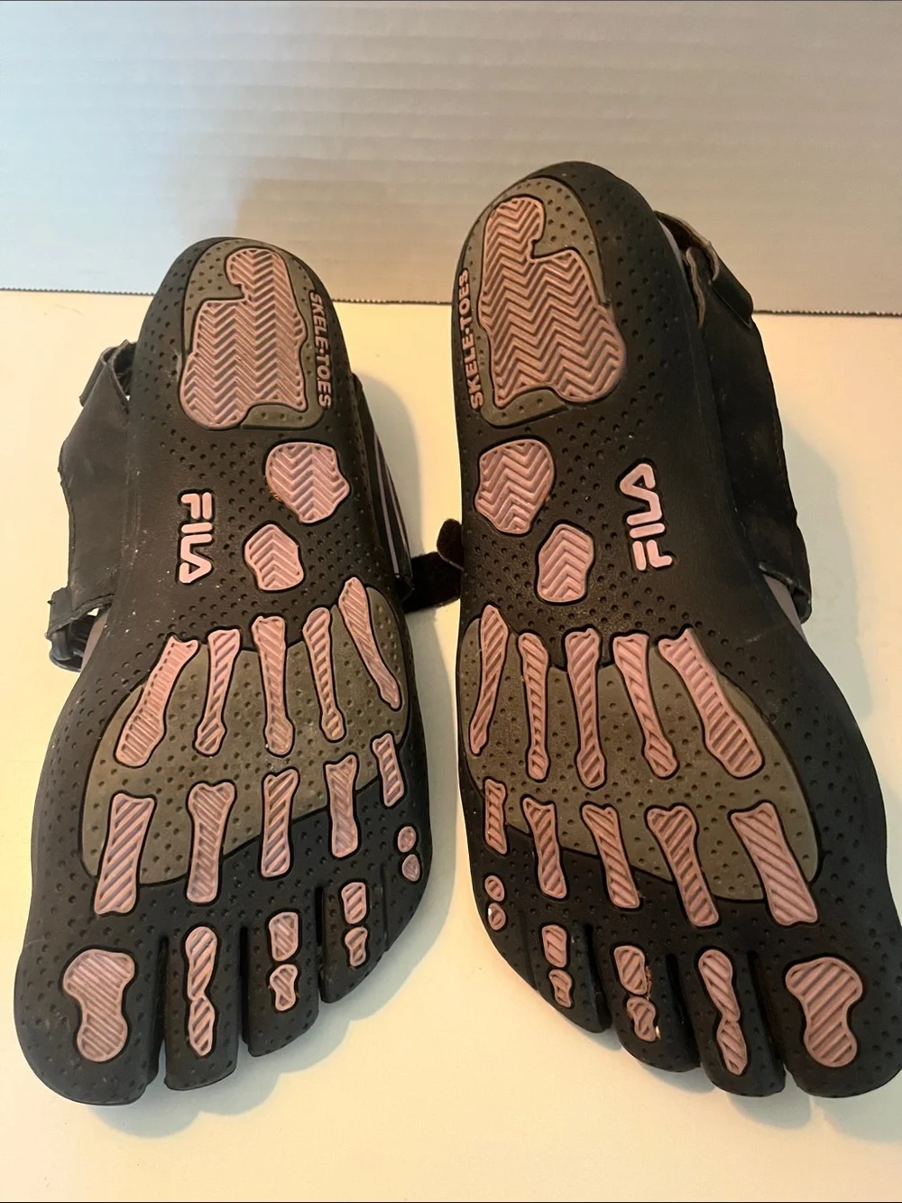Fila Men's Gray Five-Toe Swim Shoes with Black Strap